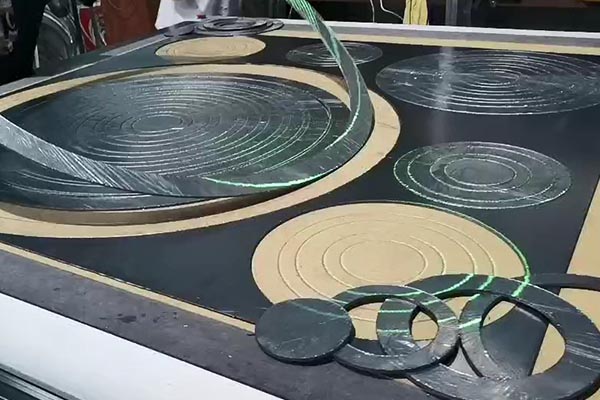 Função da máquina de corte CNC para juntas